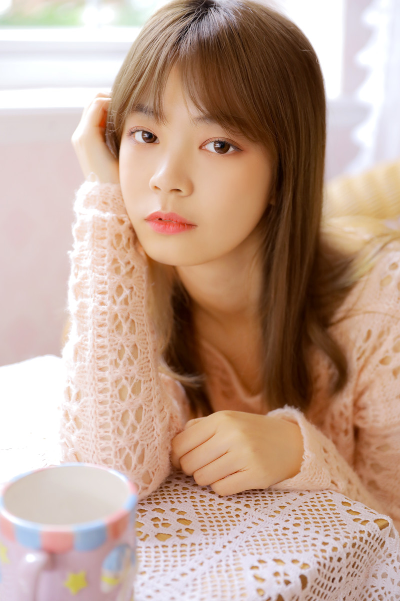 青春活力美少女性感养眼户外写真图片
