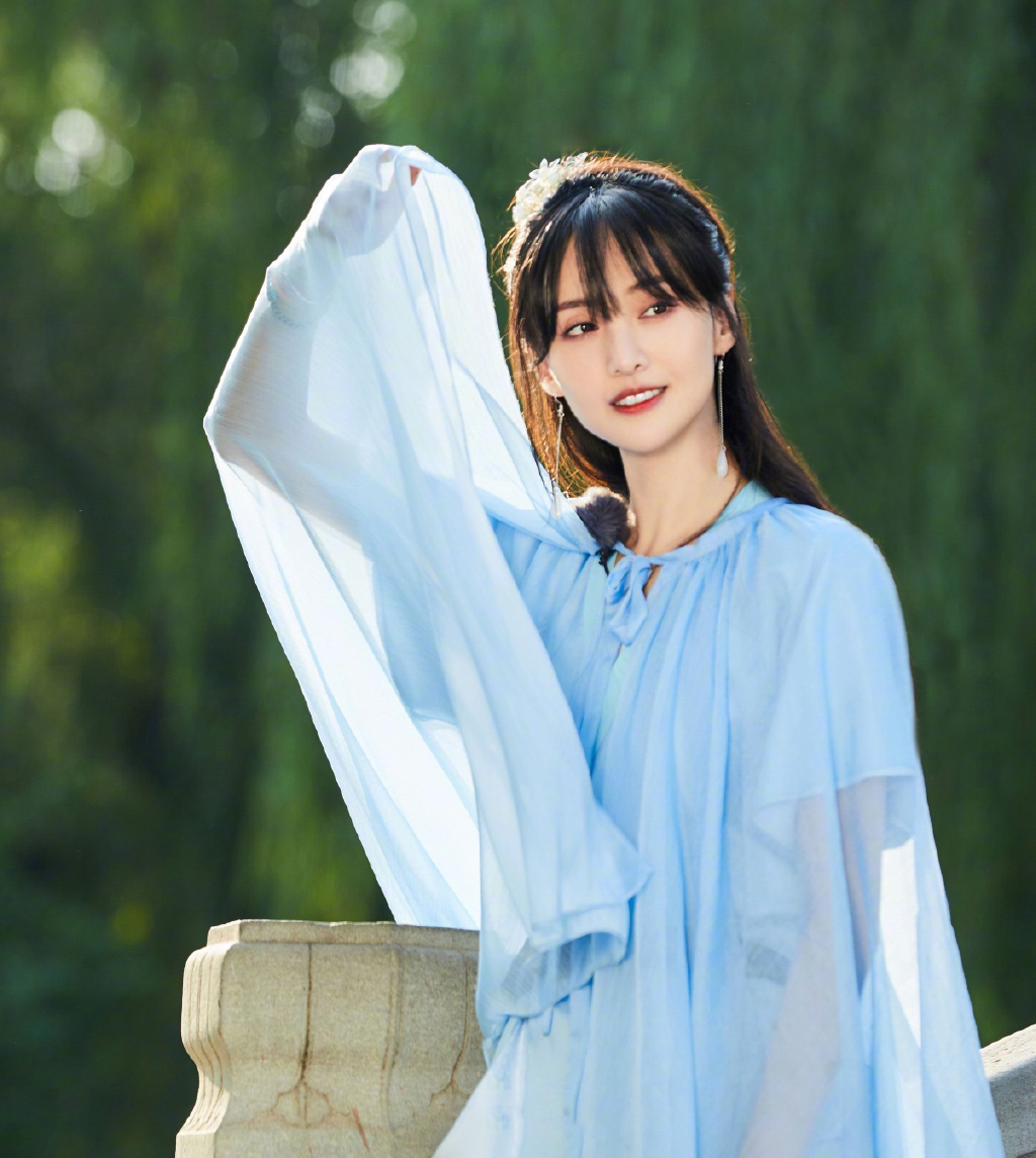 高清中国内地女演员郑爽泡面刘海清爽元气写真图片图片