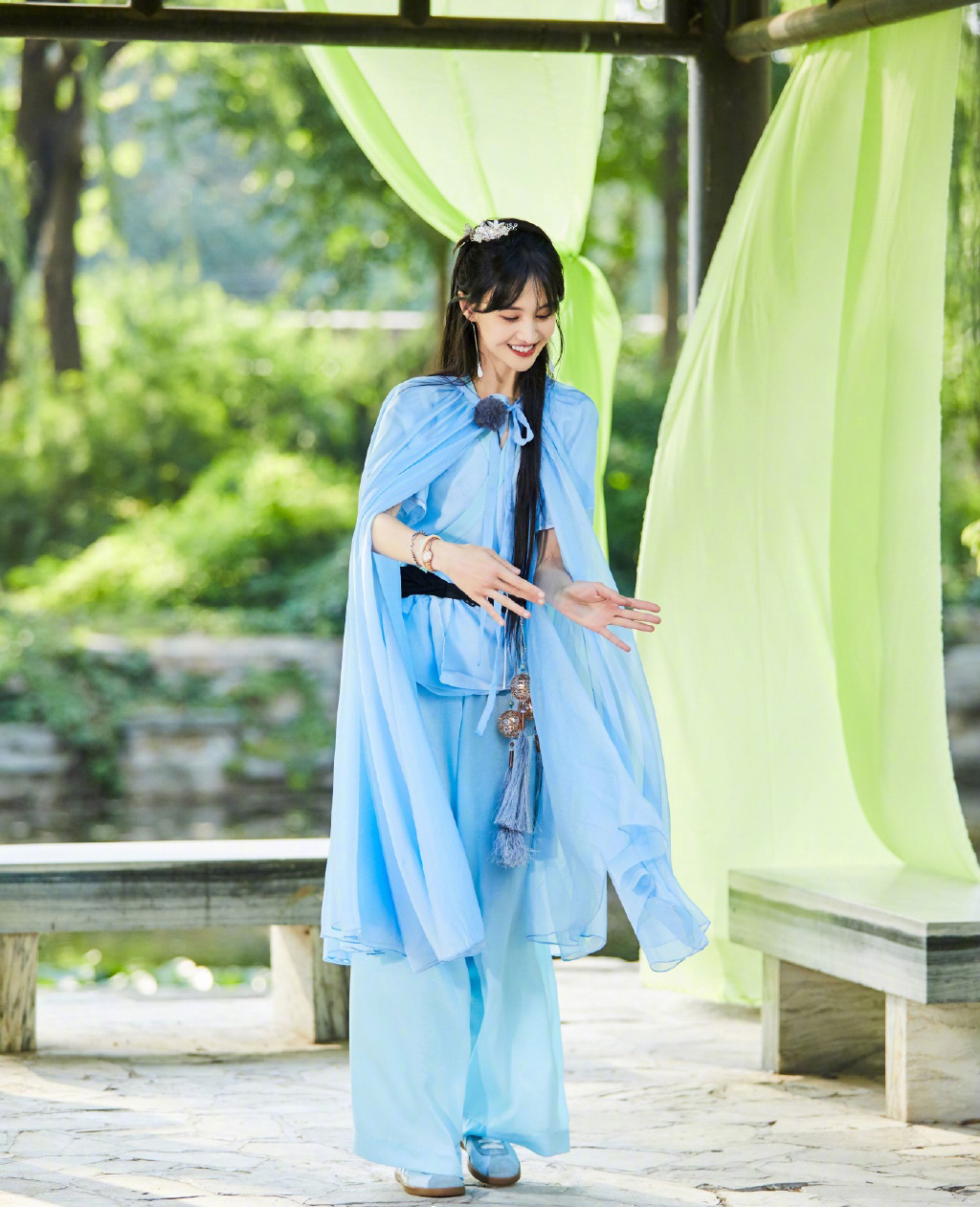 高清中国内地女演员郑爽泡面刘海清爽元气写真图片图片