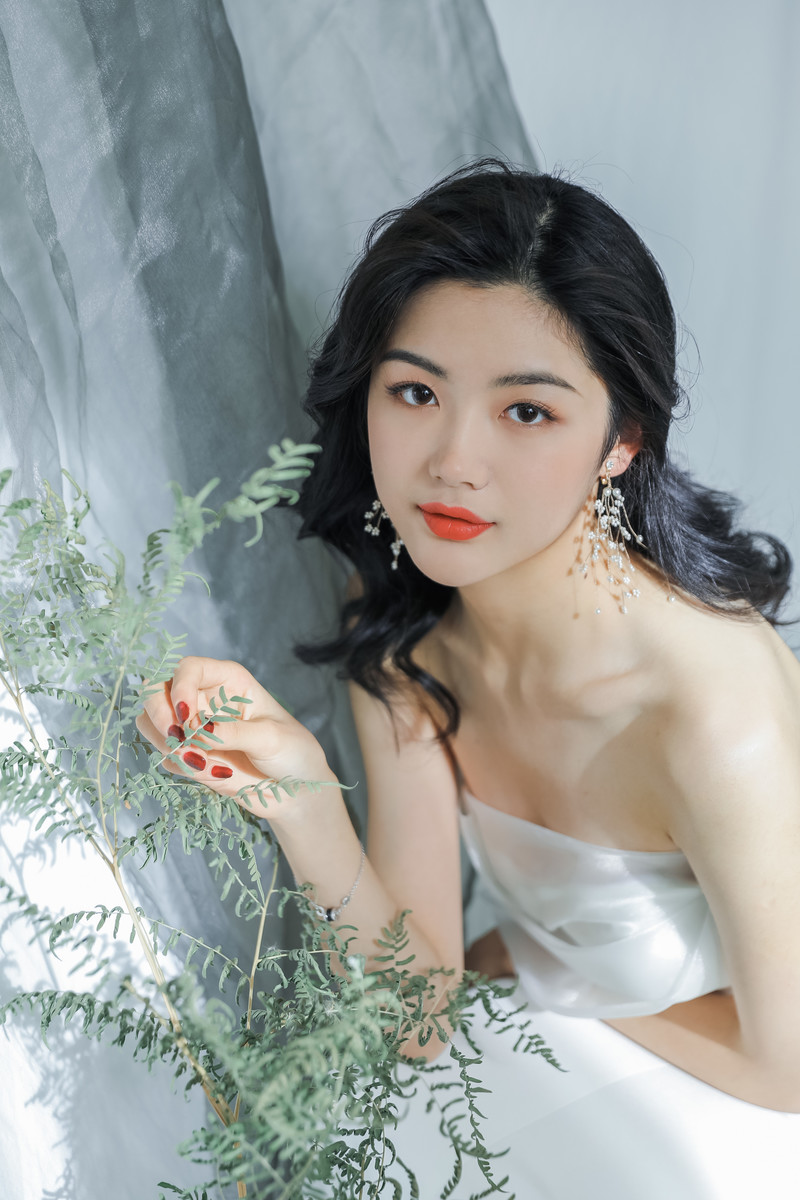 高清中国内地女演员郑爽泡面刘海清爽元气写真图片图片