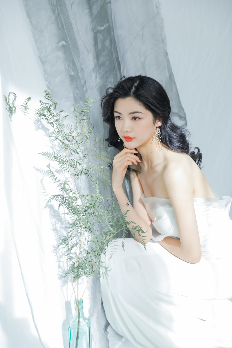 高清中国内地女演员郑爽泡面刘海清爽元气写真图片图片