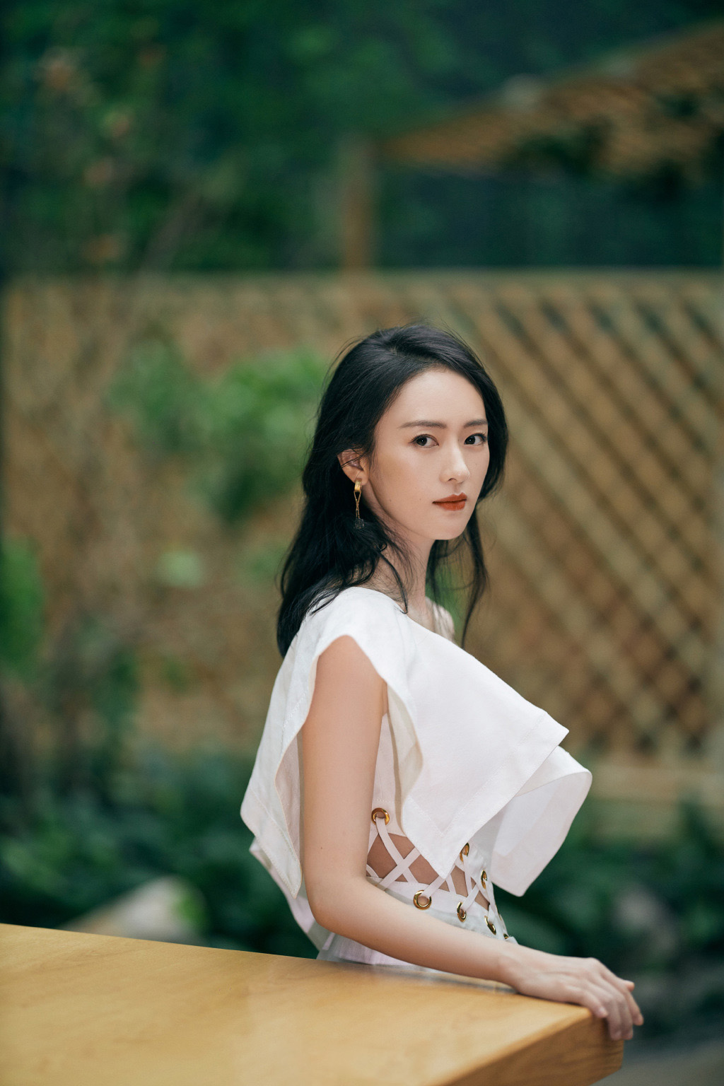 中国内地云南昆明女演员童瑶白衫优雅唯美桌面壁纸图片