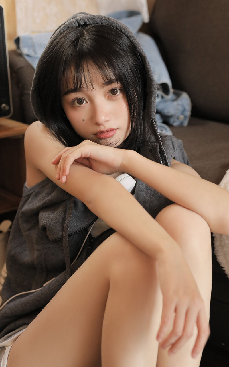 可爱女孩细长美腿撩人私房美女写真图片