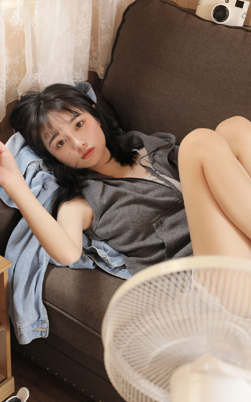 可爱女孩细长美腿撩人私房美女写真图片