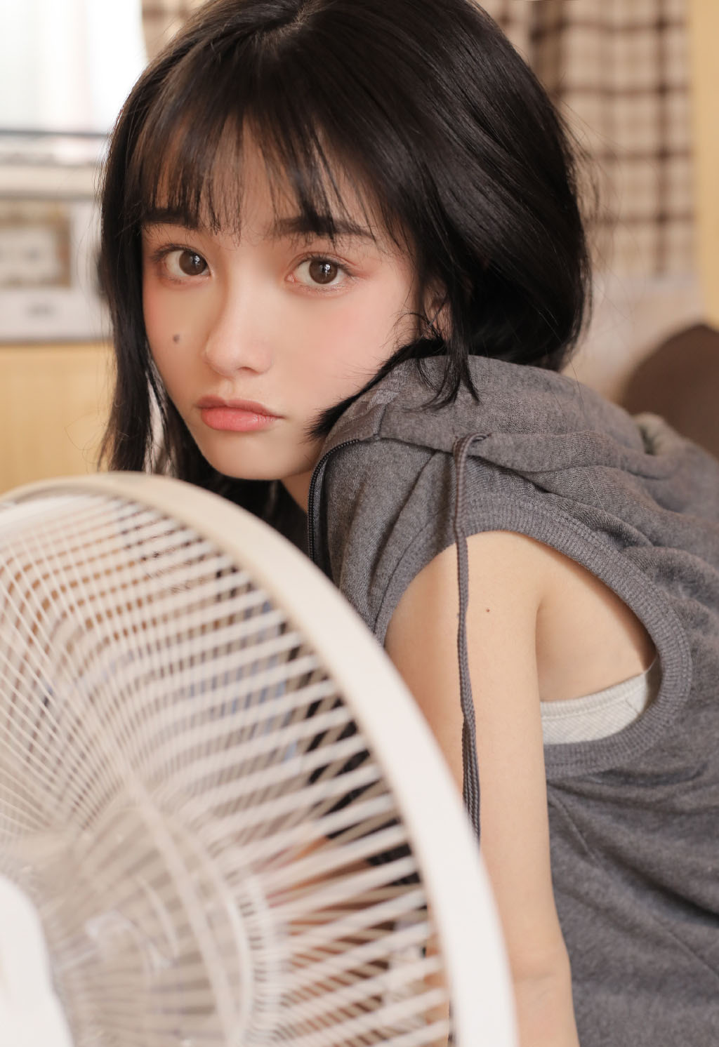 可爱女孩细长美腿撩人私房美女写真图片