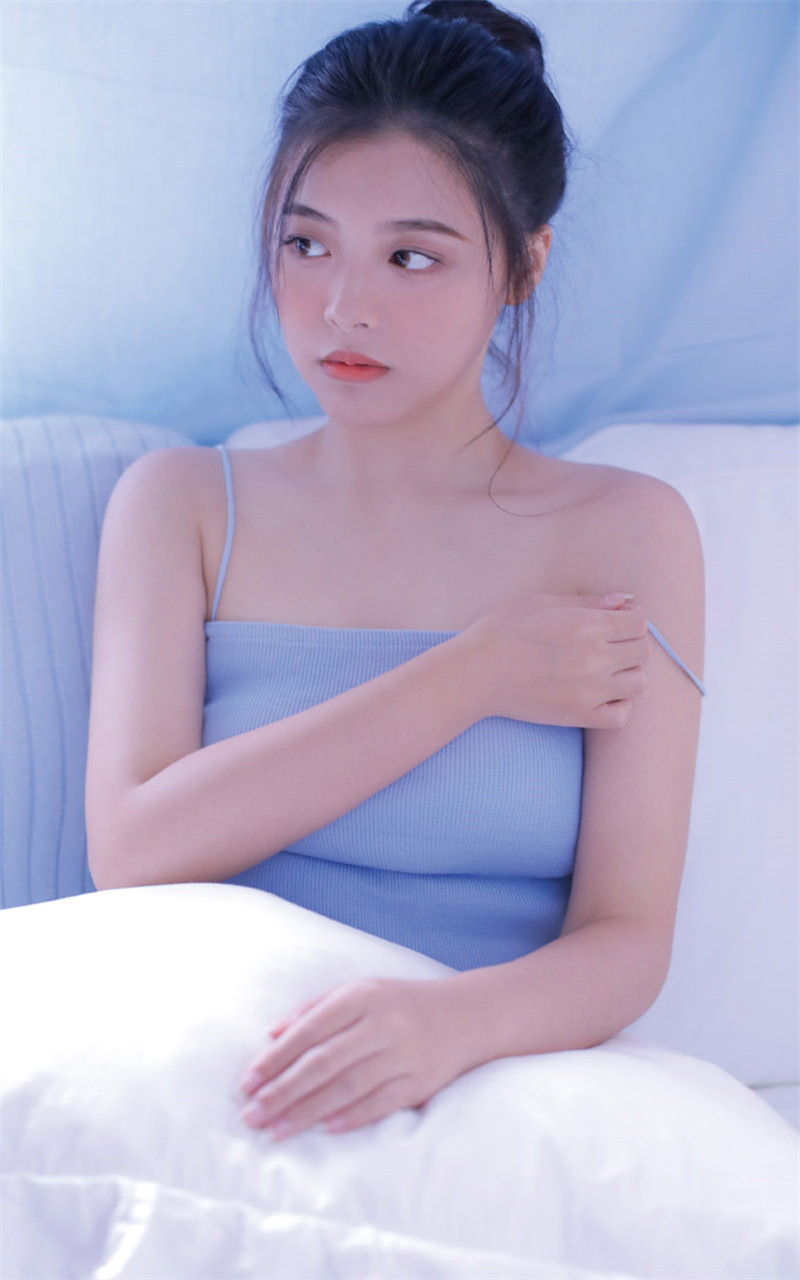 漂亮丰满美女蓝色吊带白嫩大胆写真图片