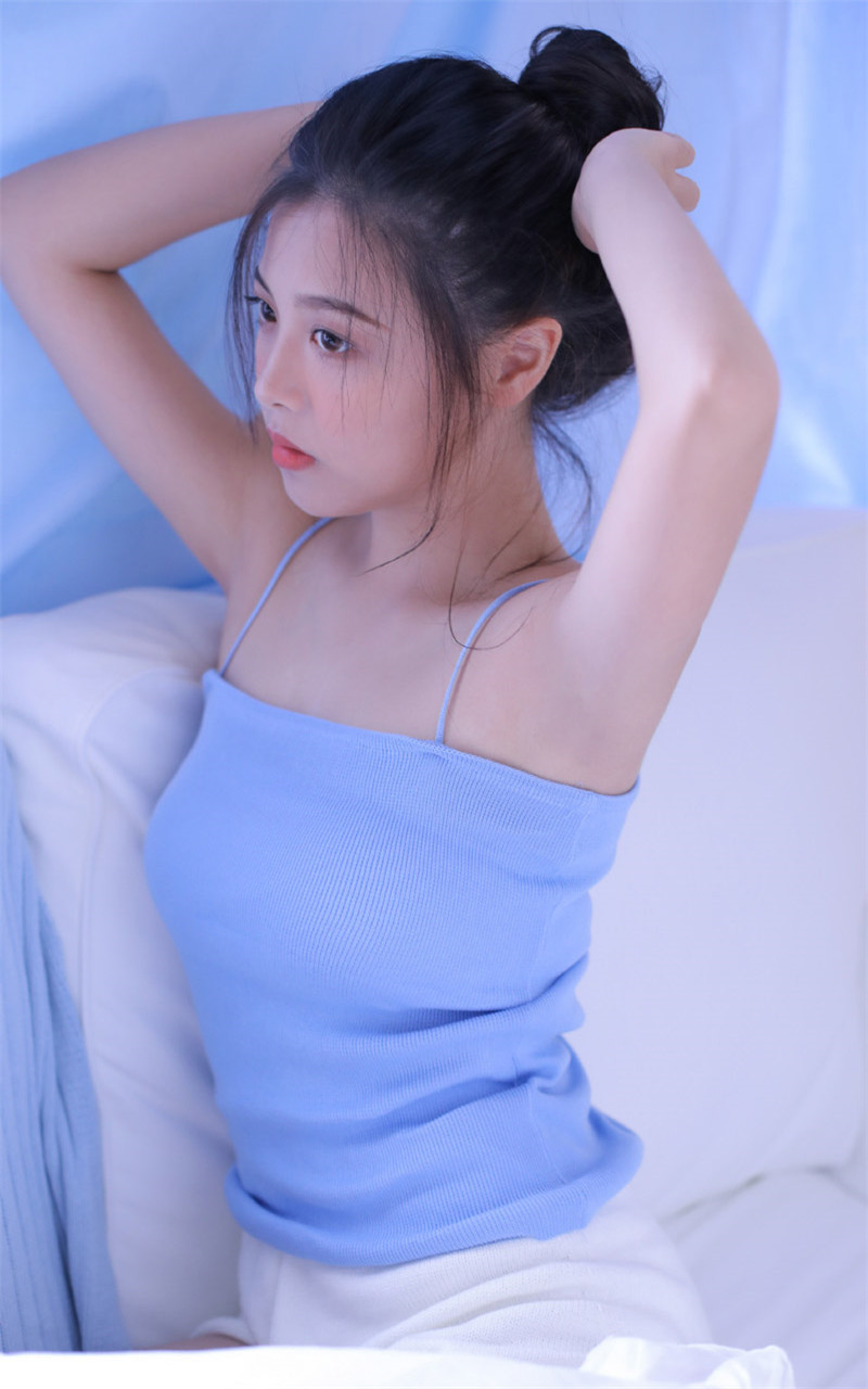 漂亮丰满美女蓝色吊带白嫩大胆写真图片