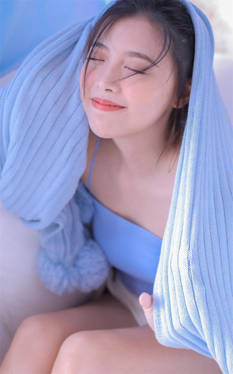 漂亮丰满美女蓝色吊带白嫩大胆写真图片