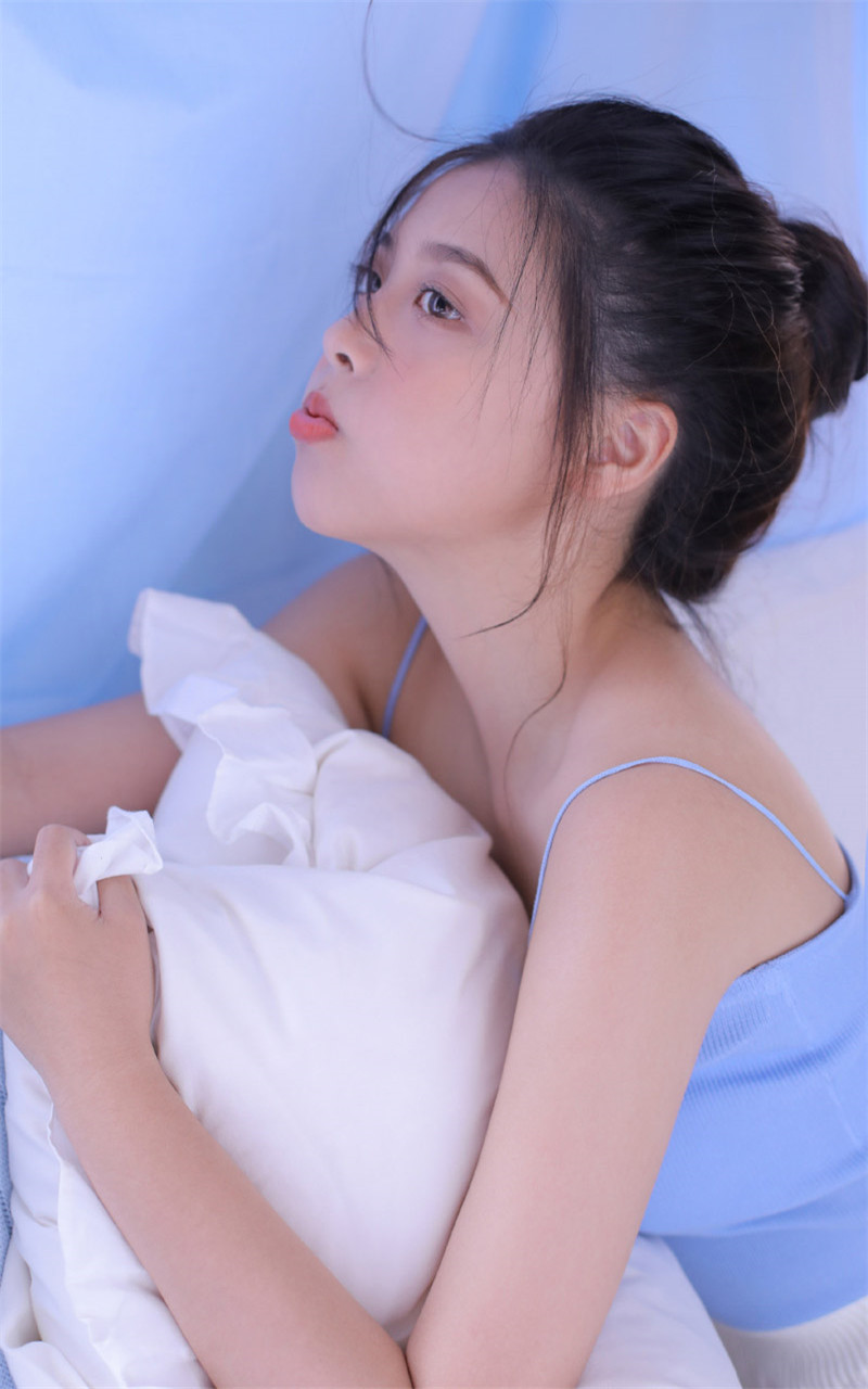 漂亮丰满美女蓝色吊带白嫩大胆写真图片