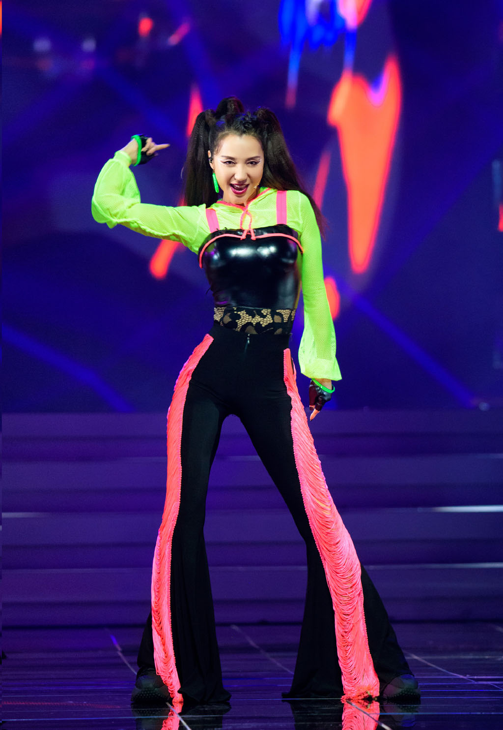 高清湖南吉首美女阿朵酒红长裙演绎旧上海歌女图片