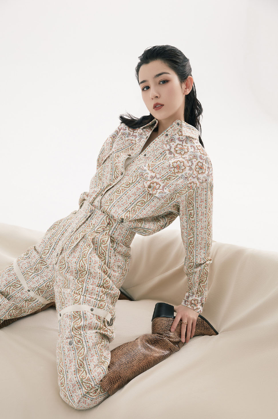 中国内地演员哈妮克孜唯美动人舞台照图片图片