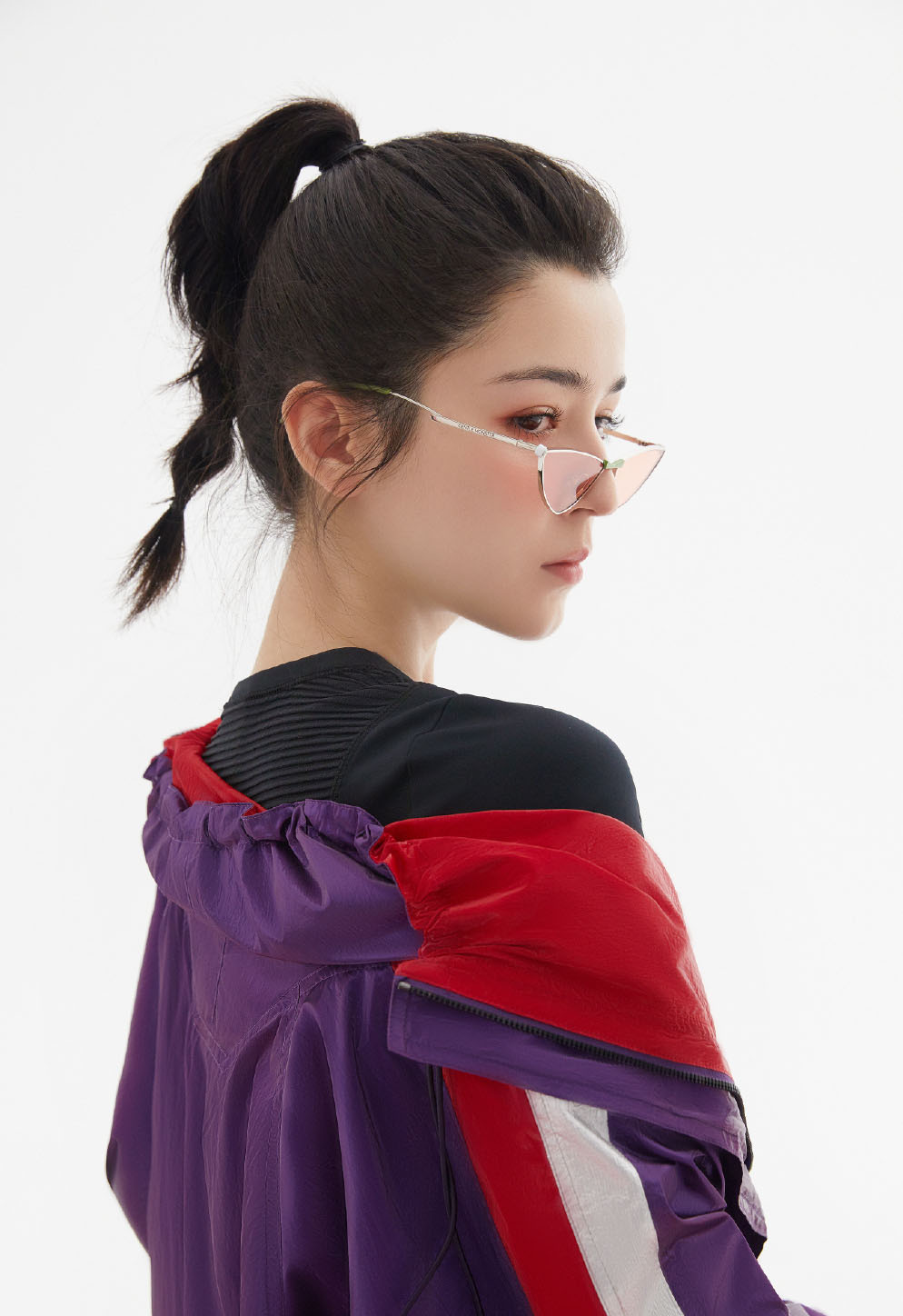 中国内地演员哈妮克孜唯美动人舞台照图片图片