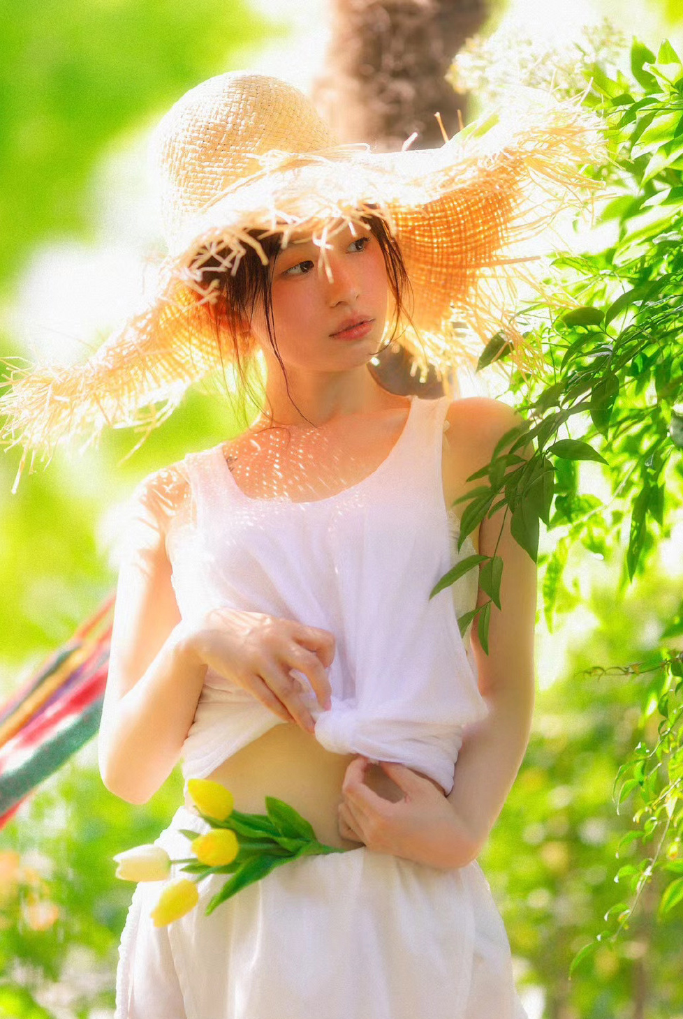 青春活力美少女性感养眼户外写真图片