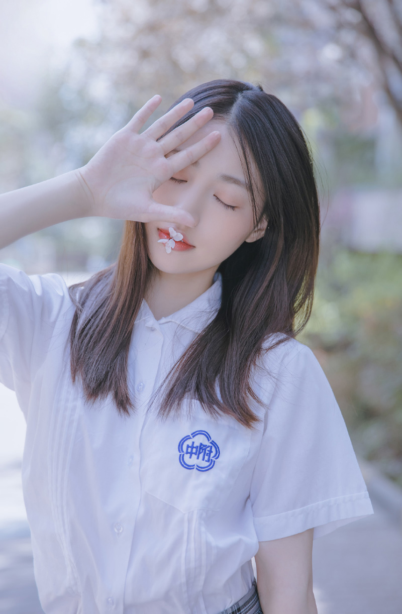 谭维维直发红唇性感写真图片图片