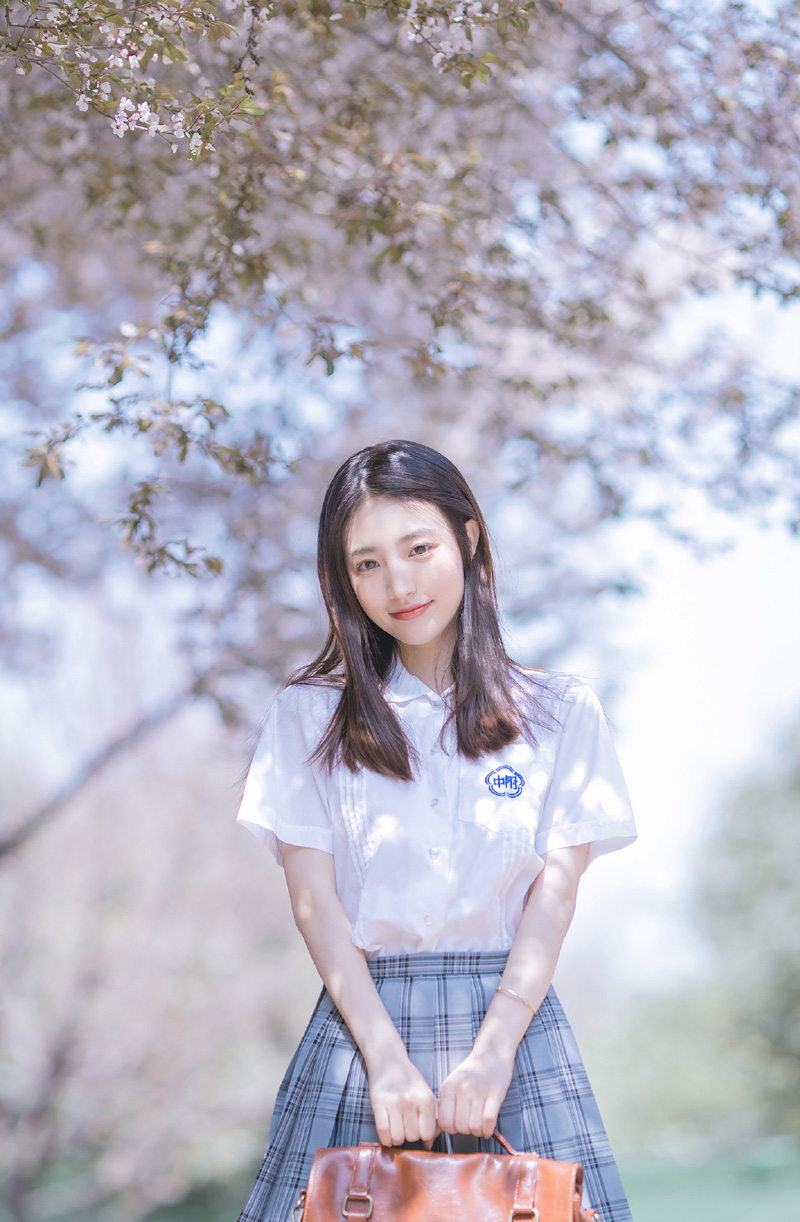 谭维维直发红唇性感写真图片图片