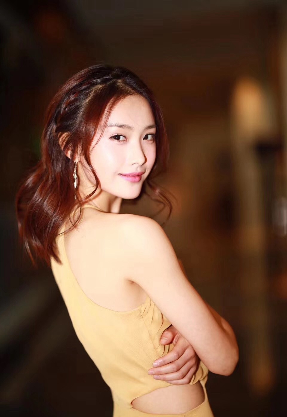 内地黑龙江省女演员王王嵛吊带裙性感优雅写真图片图片