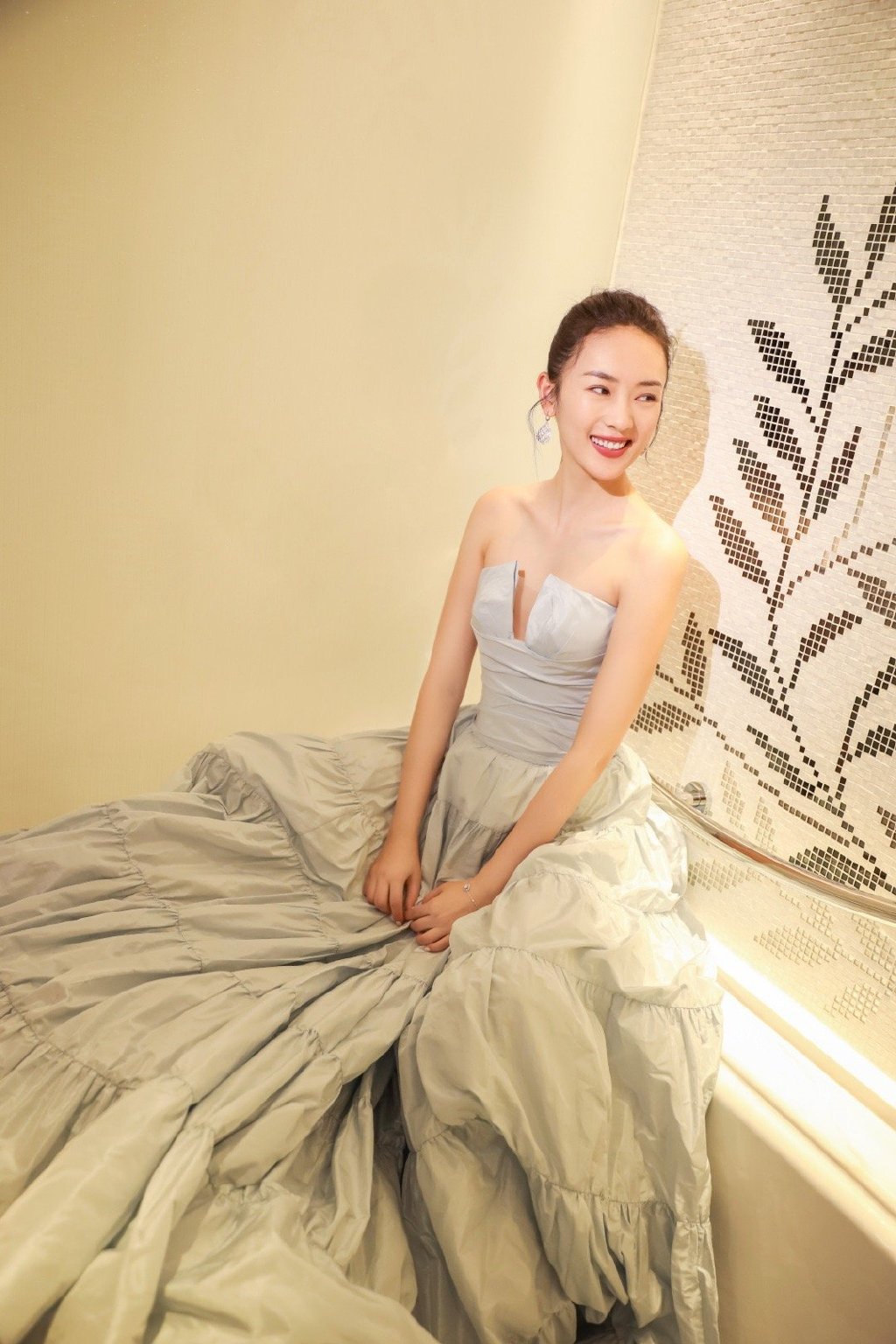 中国内地云南昆明女演员童瑶白衫优雅唯美桌面壁纸图片