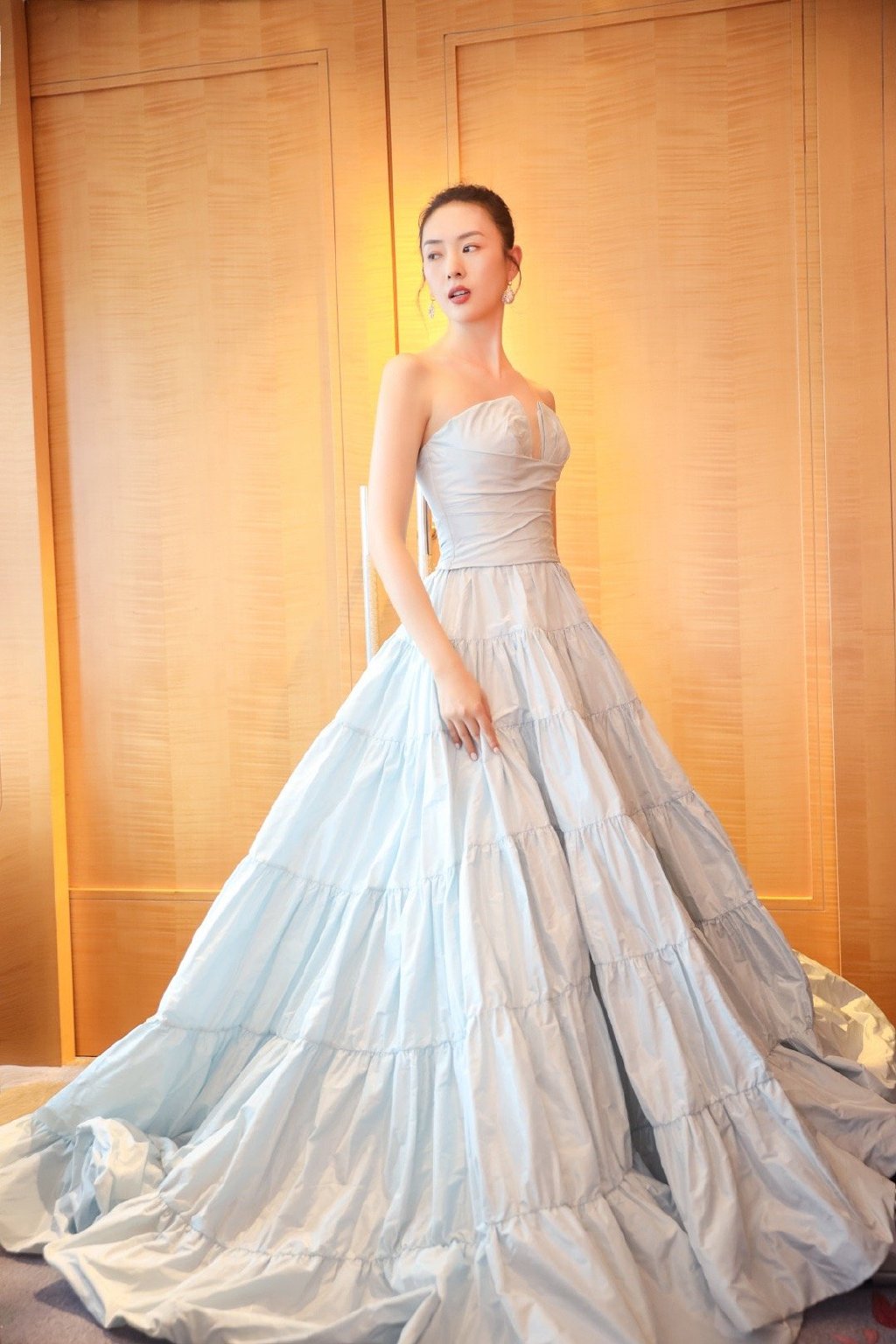 中国内地云南昆明女演员童瑶白衫优雅唯美桌面壁纸图片