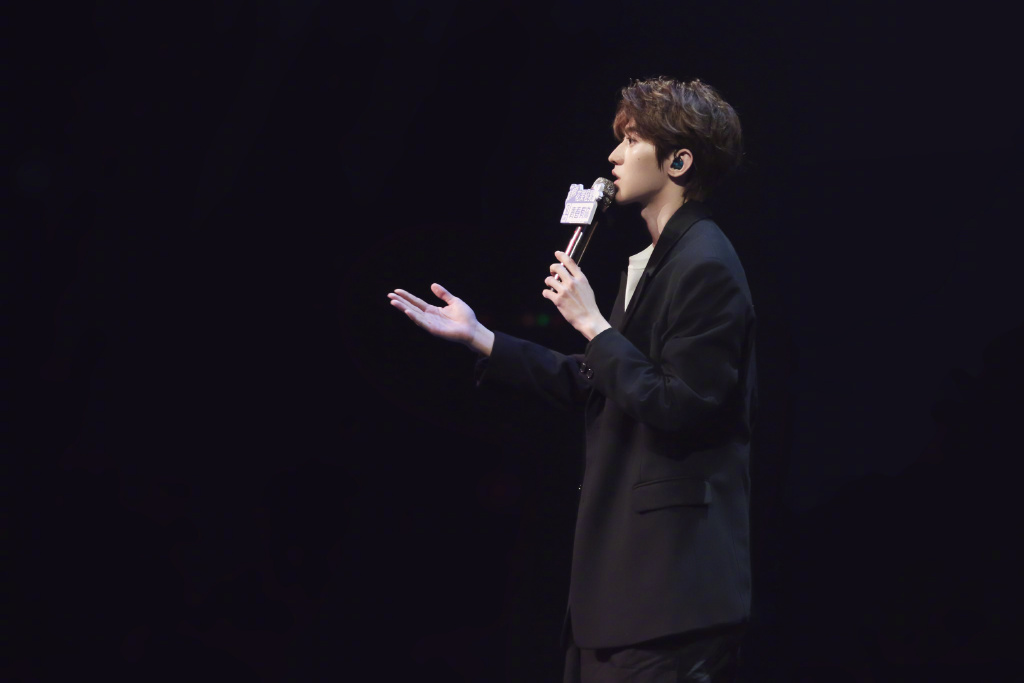 中国内地演员男歌手蔡徐坤今日头条盛典酷帅有型图片图片