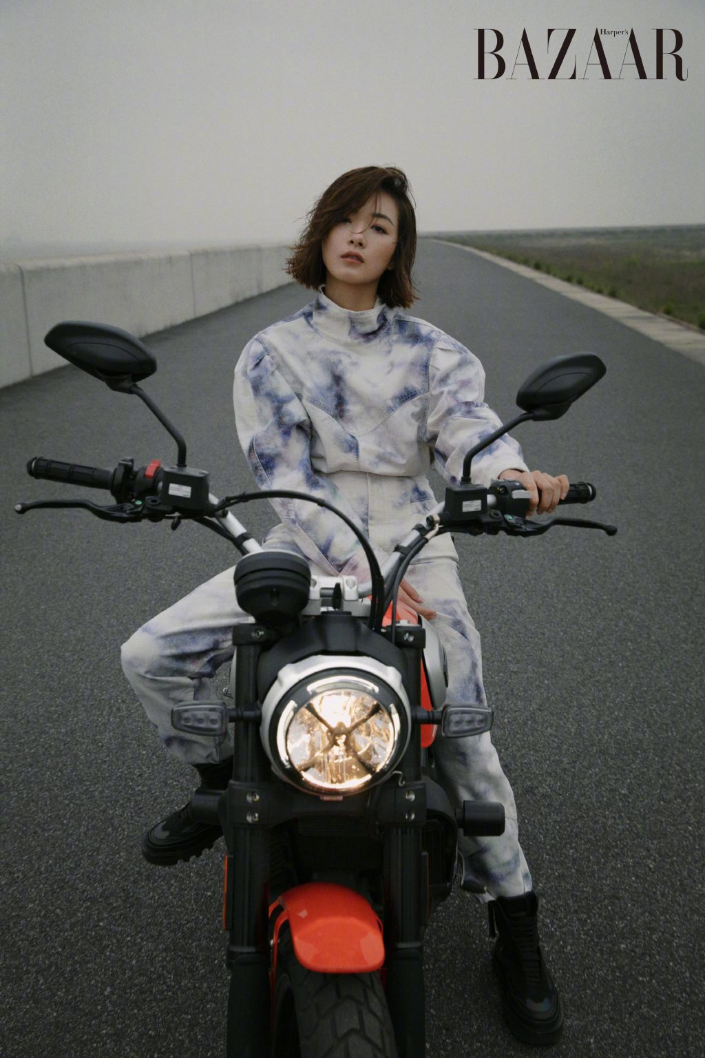 万茜黑白公路大片写真图片图片