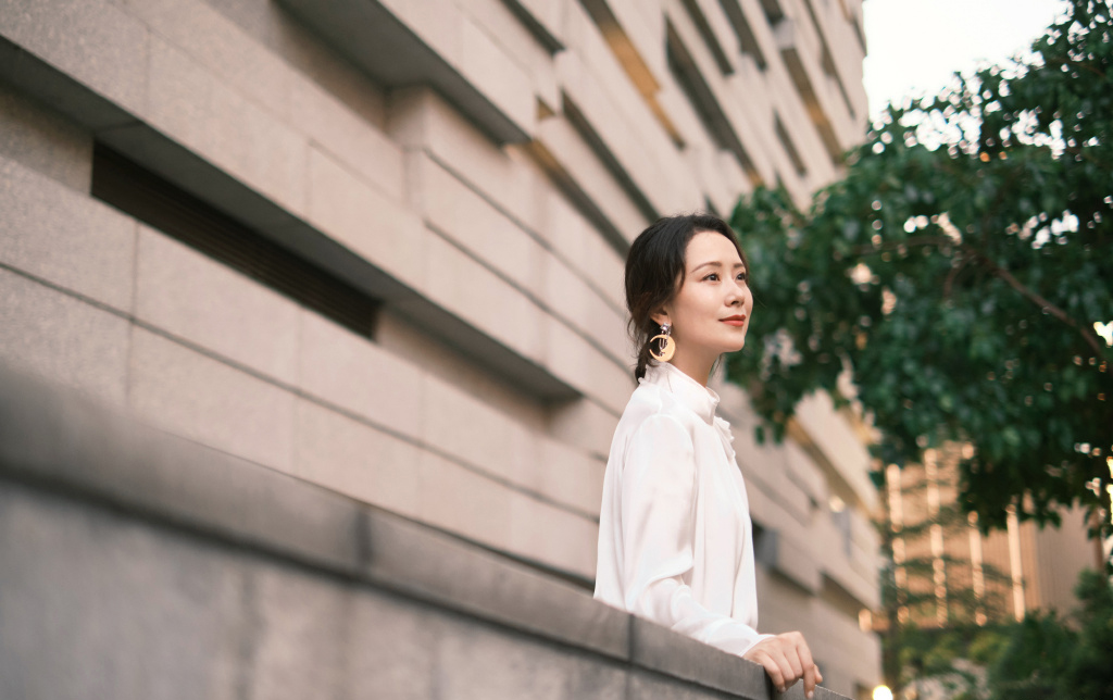 高清中国南京女演员海清蓝色衬衣清爽性感图片写真图片