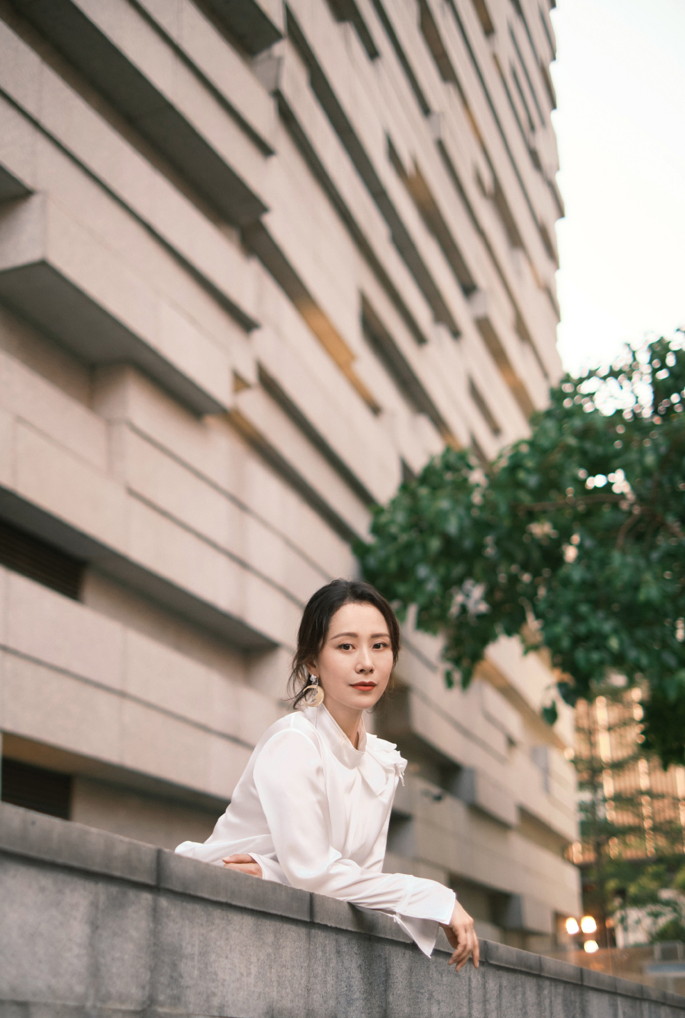 高清中国南京女演员海清蓝色衬衣清爽性感图片写真图片