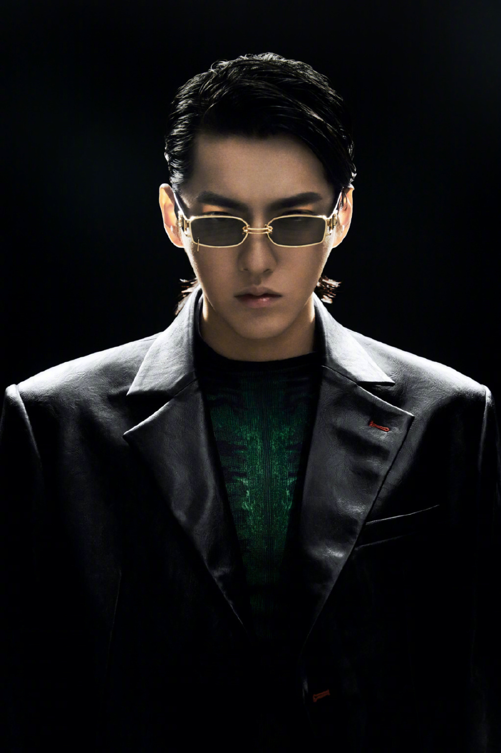 高清广州男明星吴亦凡黑色西服帅气图片图片