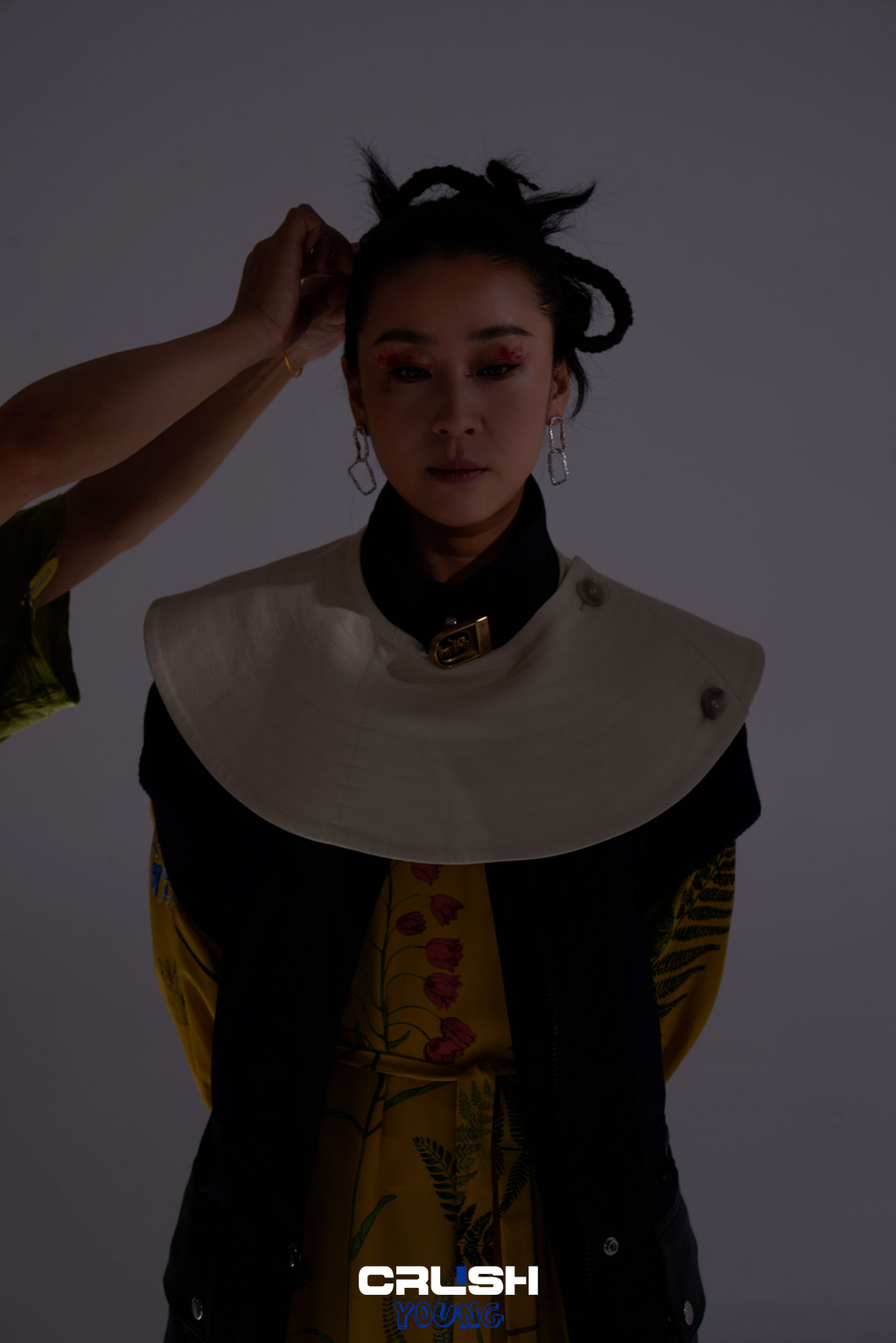 中国内地陕西省西安女演员苗圃鱼尾裙性感写真图片图片