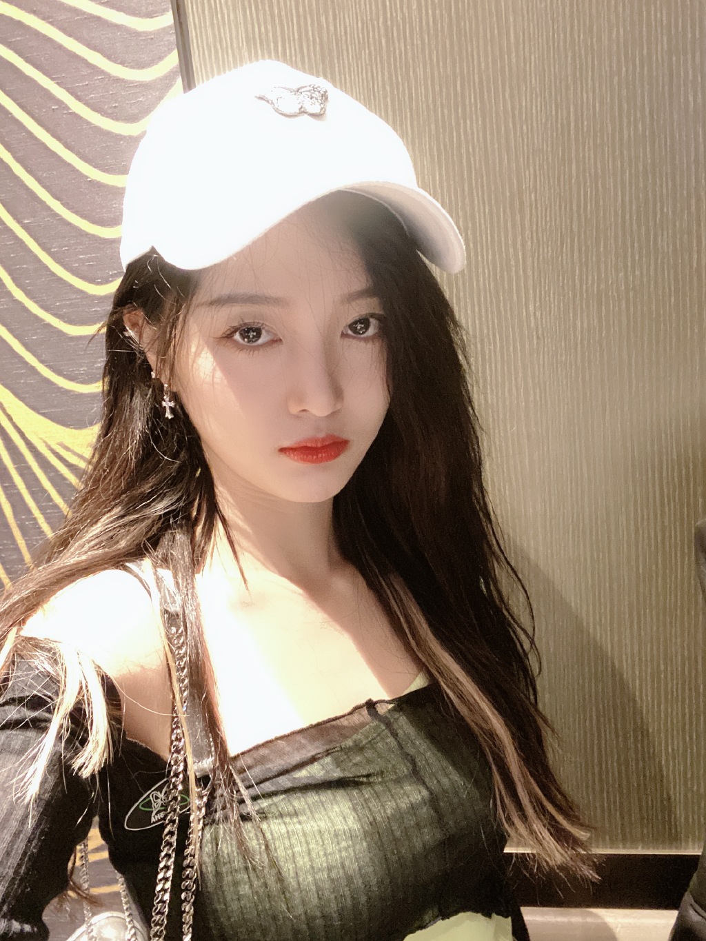 高清女明星吴宣仪酷美时尚高清手机壁纸图片