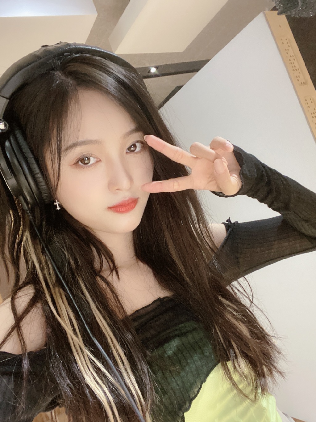 高清女明星吴宣仪绝美性感街拍照图片图片