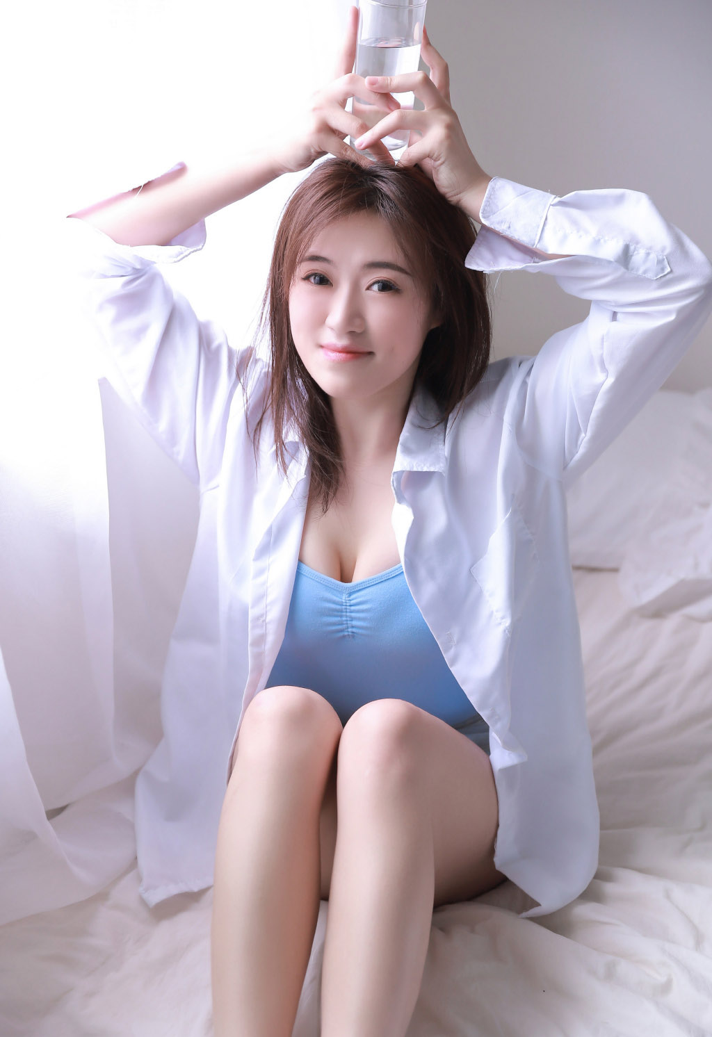 低胸装图片