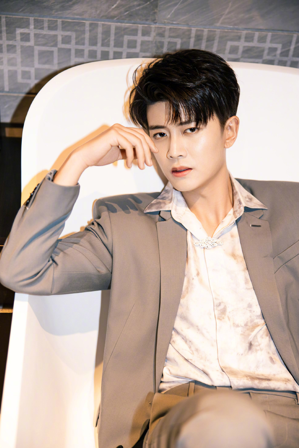 高清山东省青岛男明星任嘉伦时尚芭莎杂志封面写真图片图片 高清山东省青岛男明星任嘉伦时尚芭莎杂志封面写真图片图片