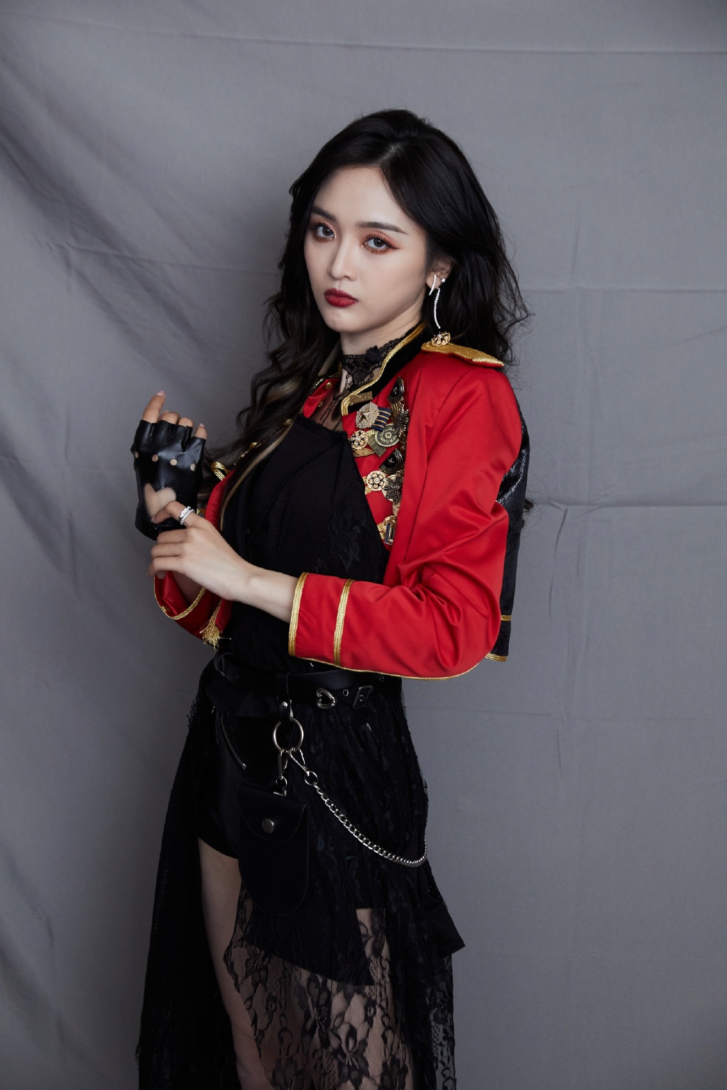 高清女明星吴宣仪漫画刘海自拍照图片图片