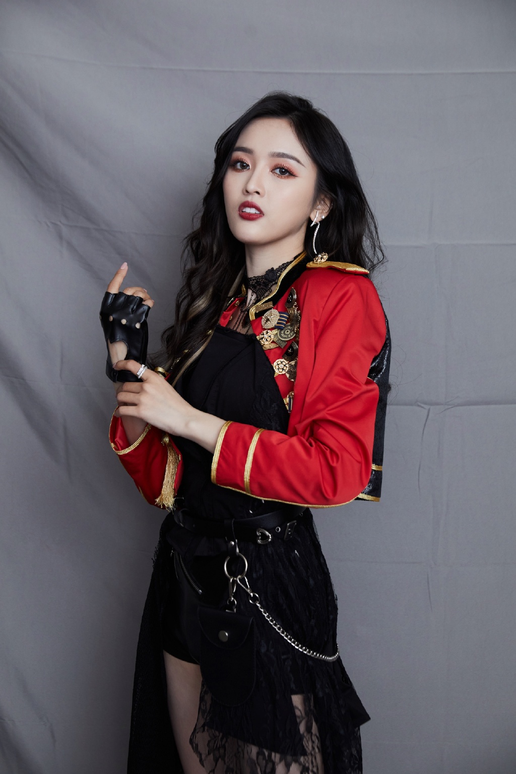 高清女明星吴宣仪漫画刘海自拍照图片图片