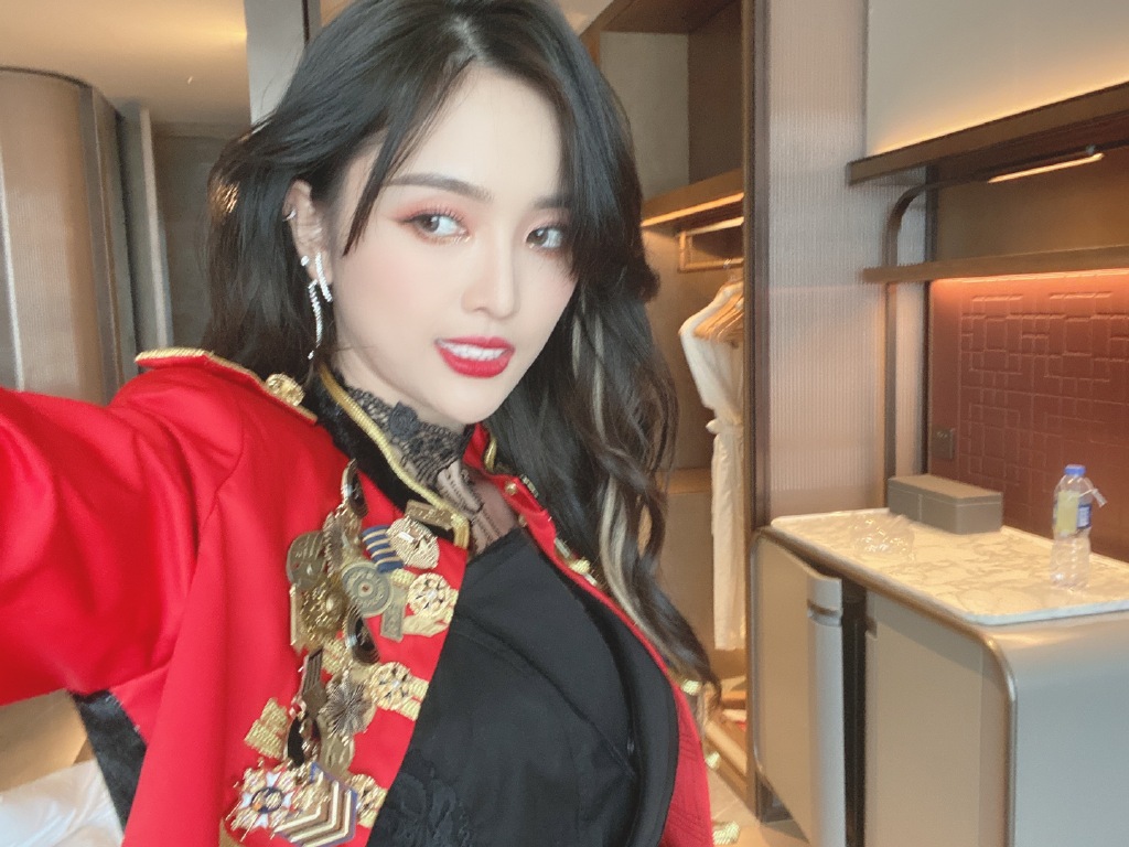 高清女明星吴宣仪甜美录音室写真图片图片
