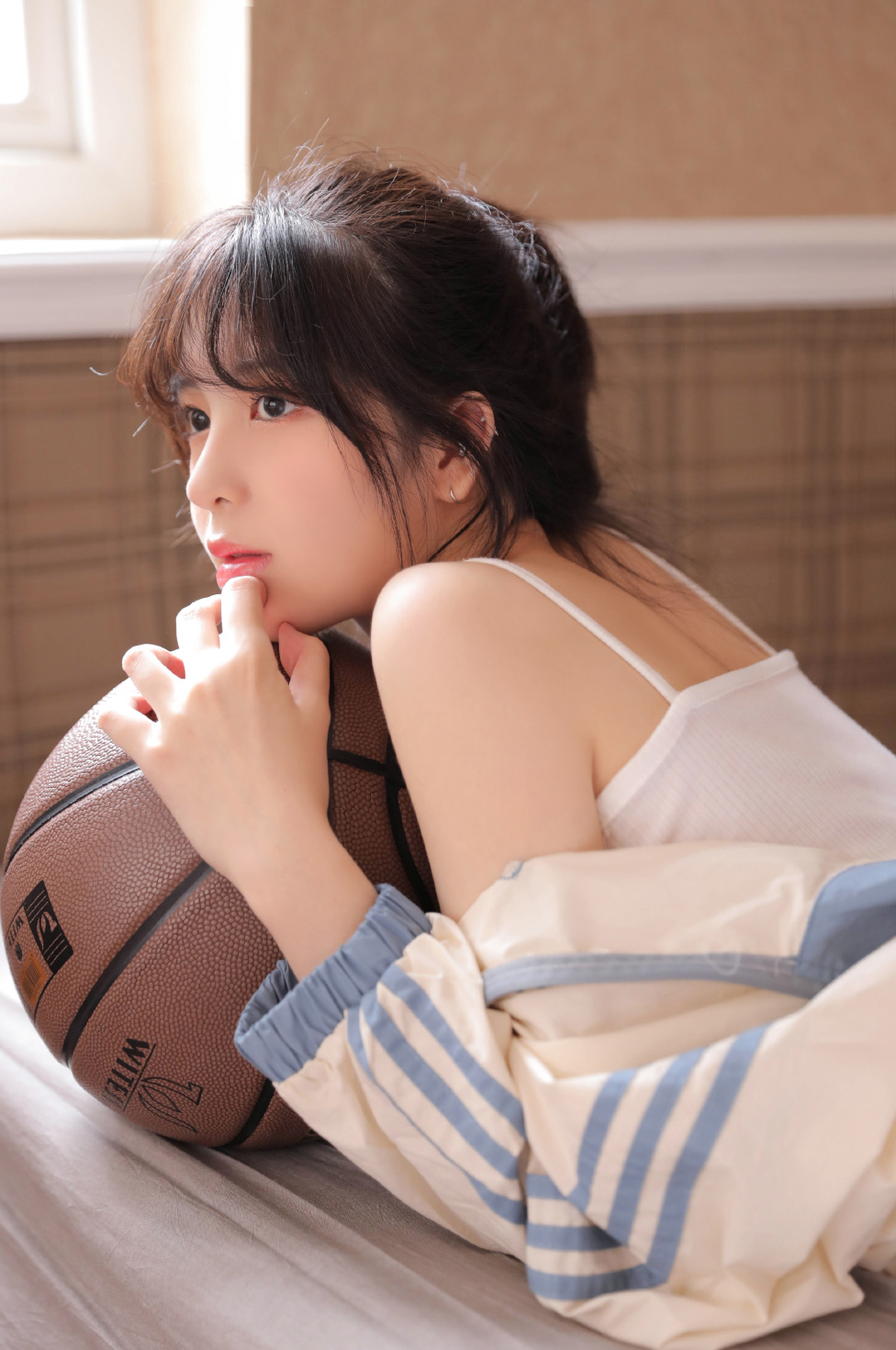 高清最流行女裤性感御姐美女吊带白丝美腿热裤惹火写真图片