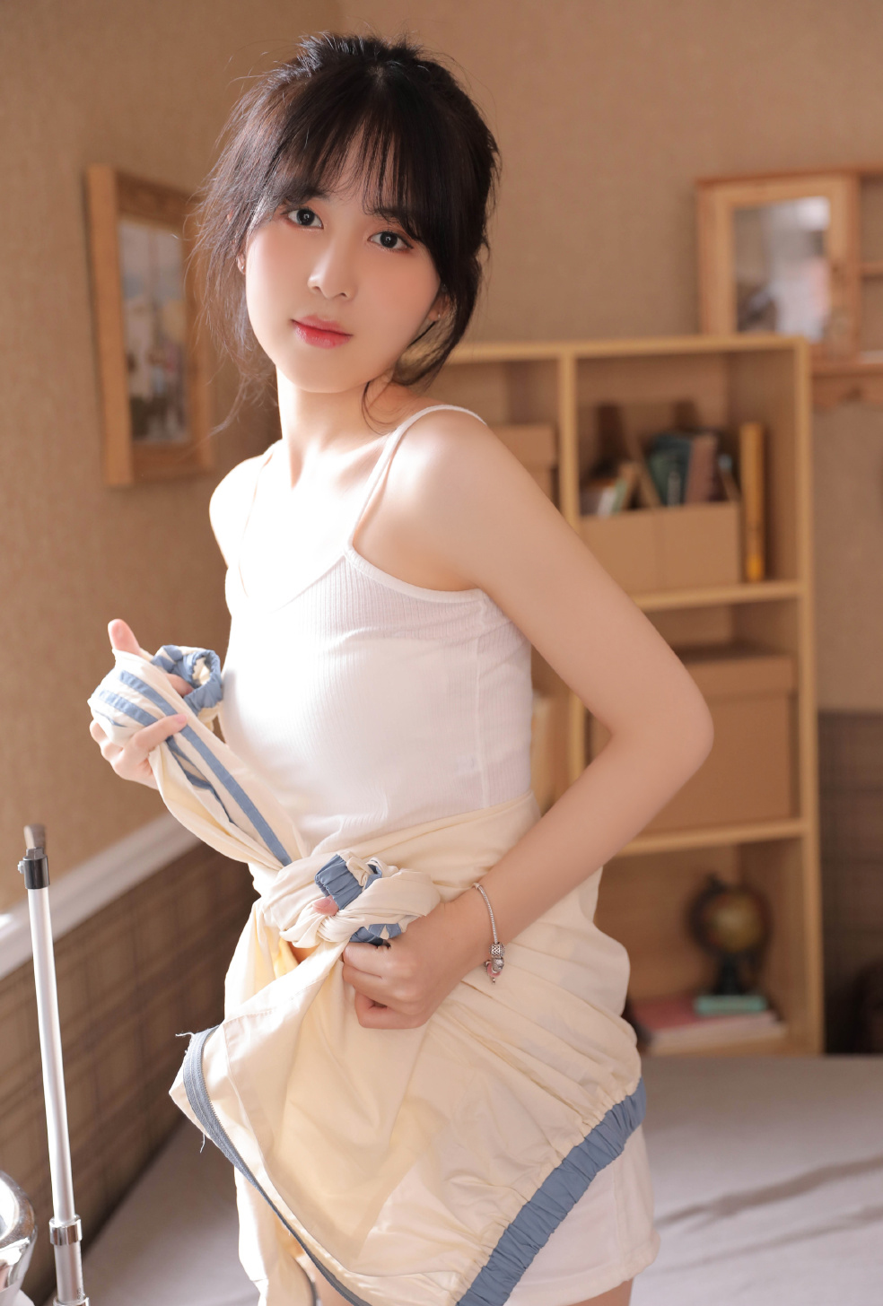 高清最流行女裤性感御姐美女吊带白丝美腿热裤惹火写真图片
