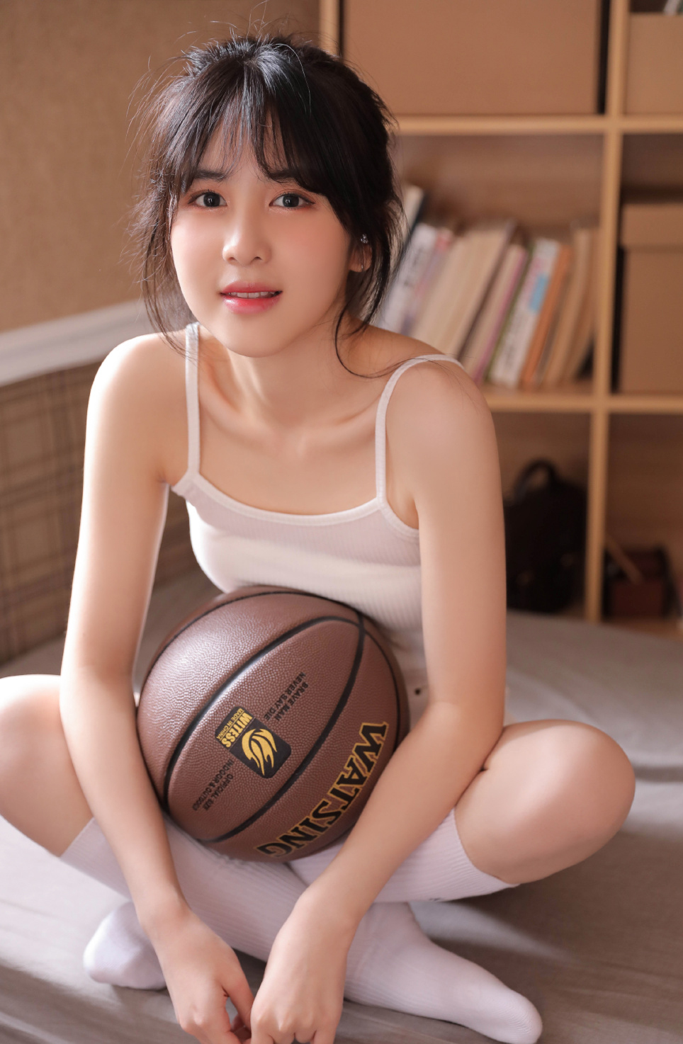 高清最流行女裤性感御姐美女吊带白丝美腿热裤惹火写真图片
