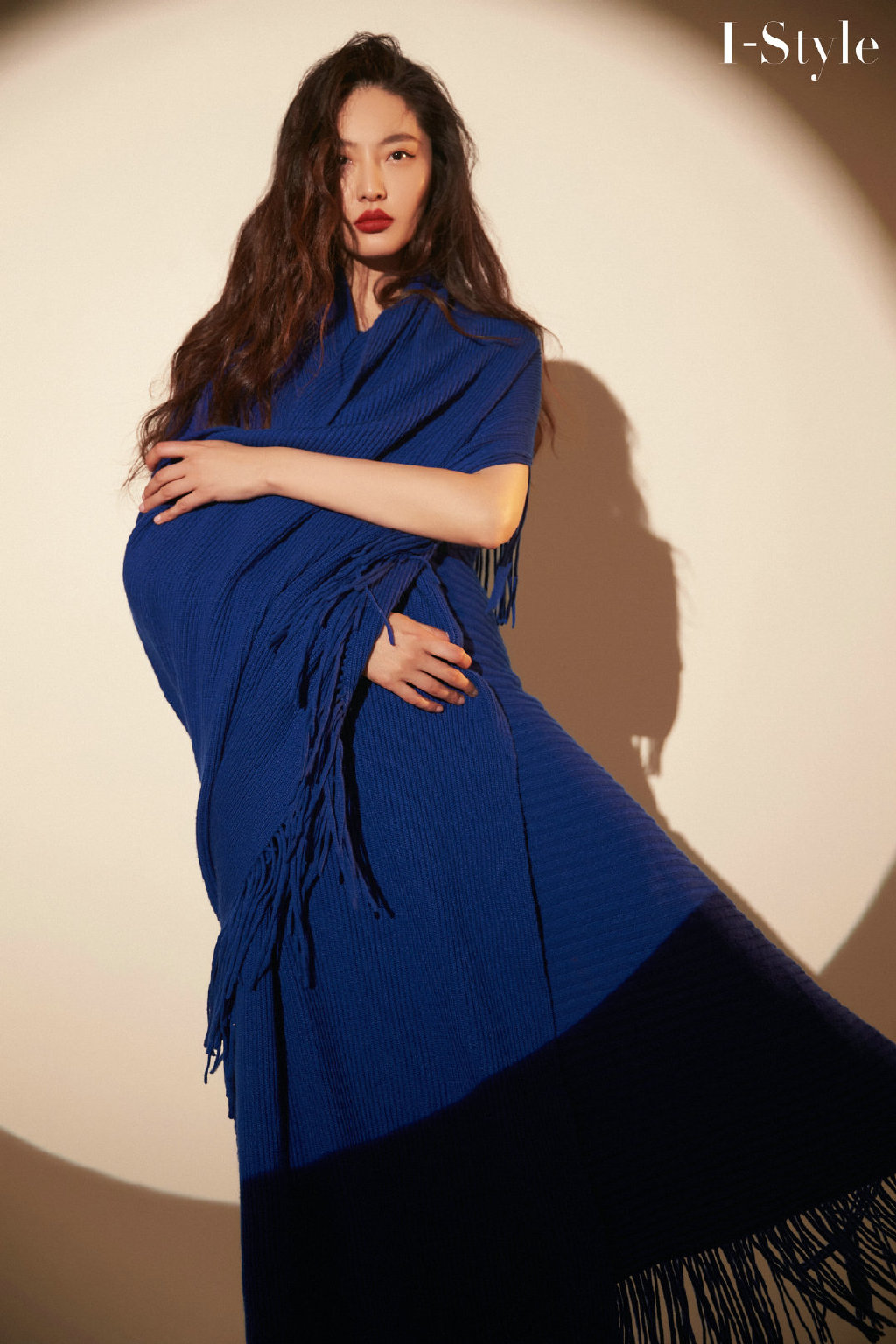 高清女星陈碧舸湛蓝围巾光影写真图片图片