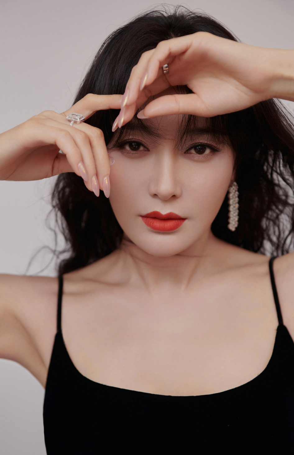 高清中国内地辽宁省沈阳女演员秦岚优雅自信性感写真图片