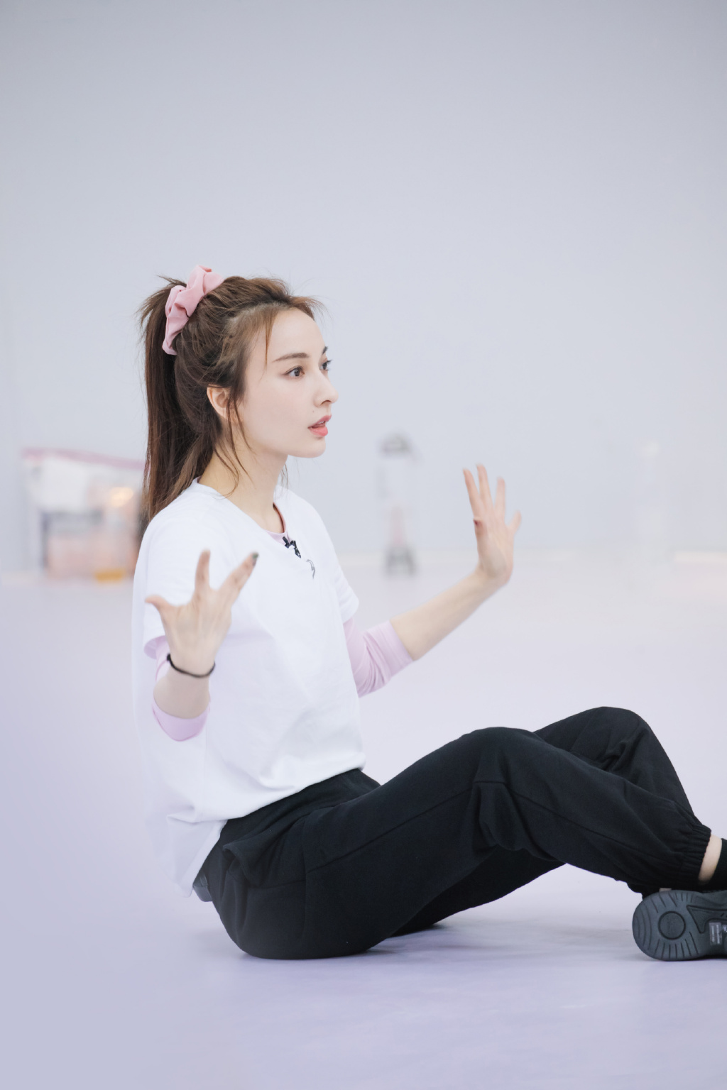 吴昕精致复古性感高清桌面壁纸图片