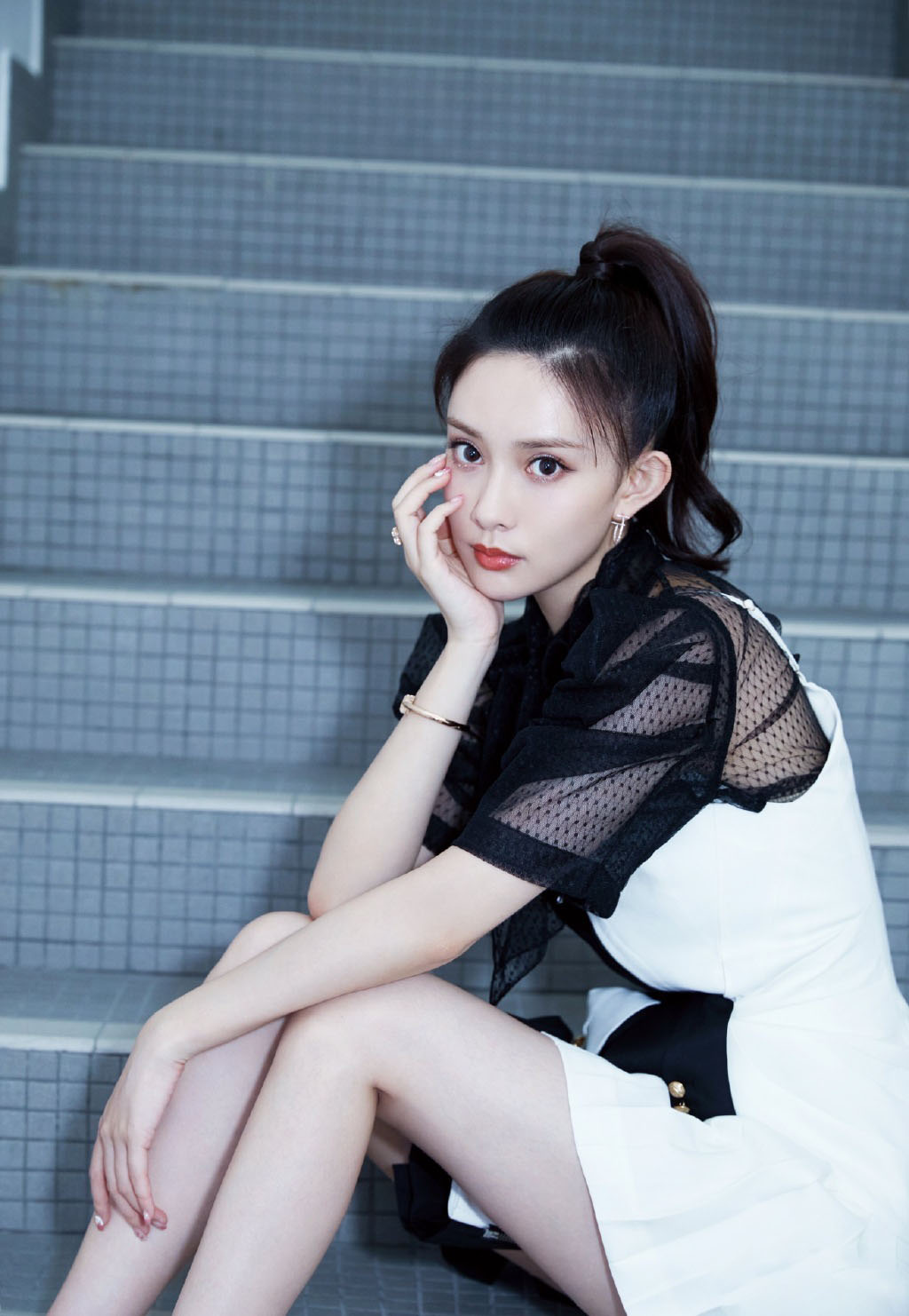 中国内地吉林长春女演员孟子义红裙香肩养眼写真图片图片