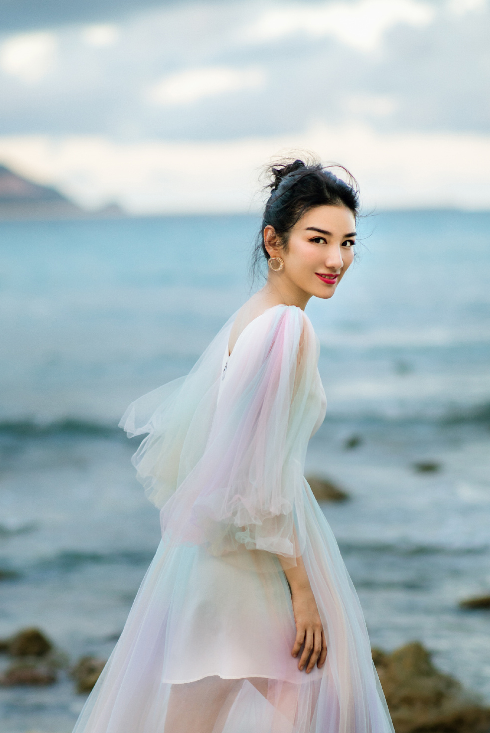 上海美女演员黄奕彩虹纱裙优雅写真图片图片