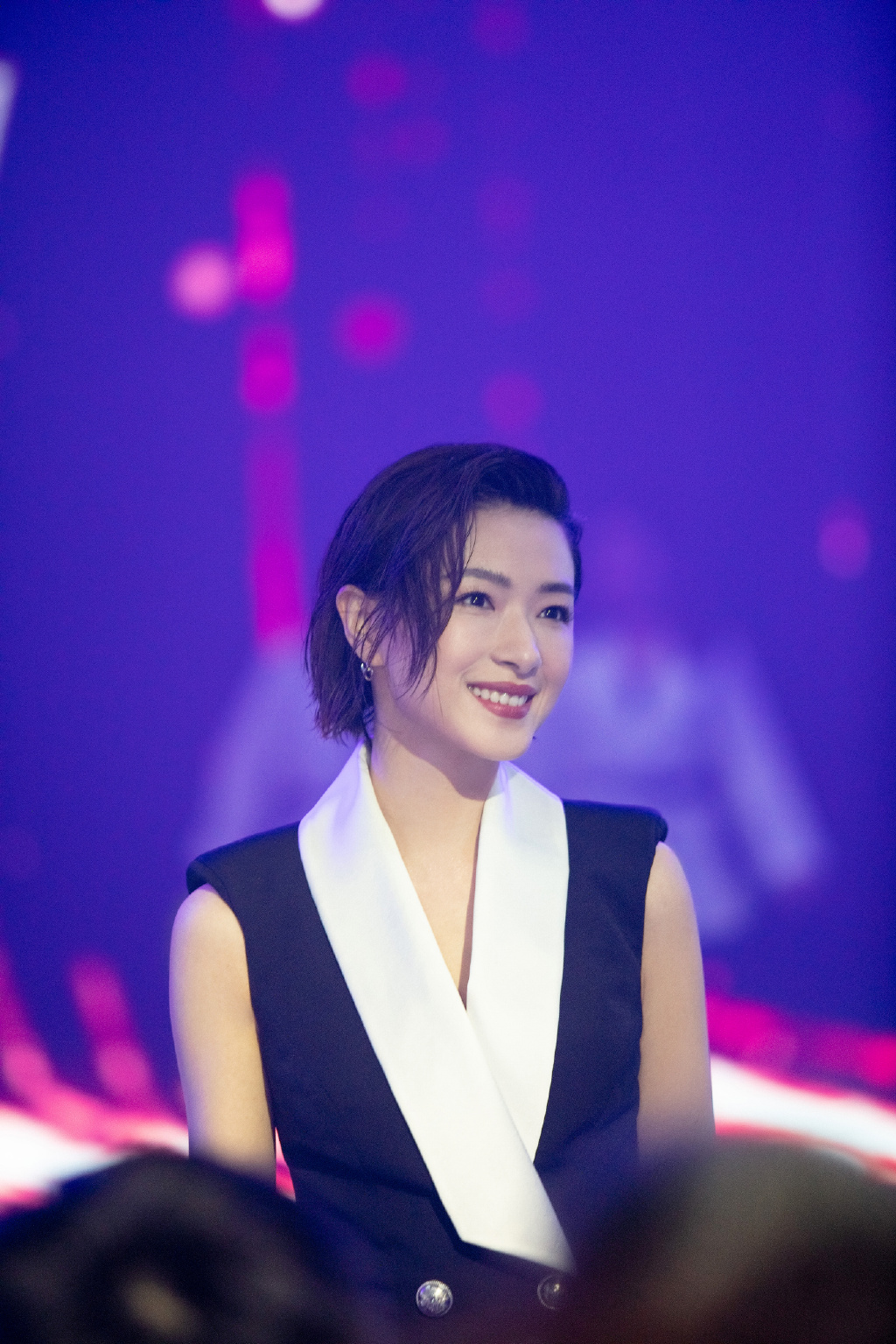 万茜黑白公路大片写真图片图片