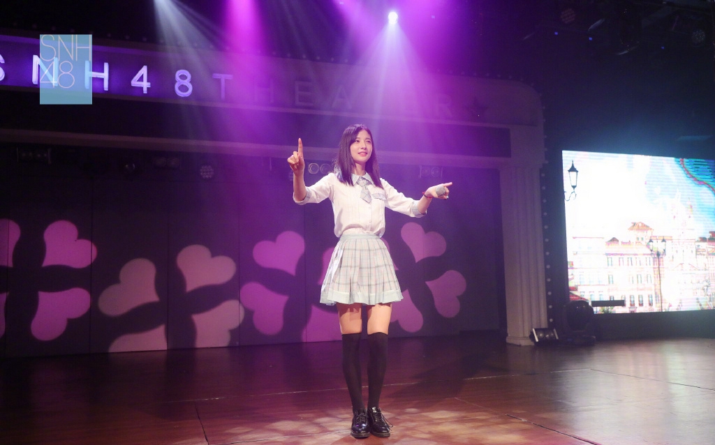 湖北武汉女演员赵粤荧光外套性感舞台照图片图片 湖北武汉女演员赵粤荧光外套性感舞台照图片图片