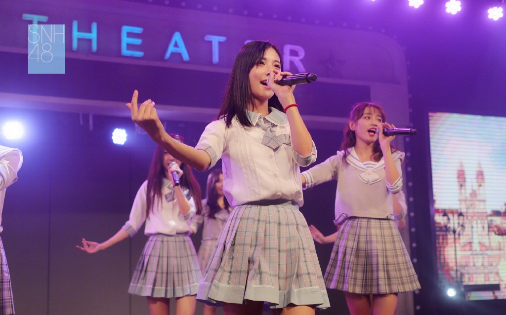 湖北武汉女演员赵粤荧光外套性感舞台照图片图片 湖北武汉女演员赵粤荧光外套性感舞台照图片图片