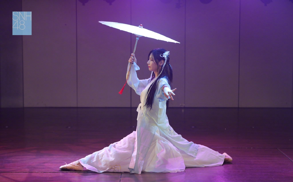 湖北武汉女演员赵粤性感甜酷舞台照图片图片