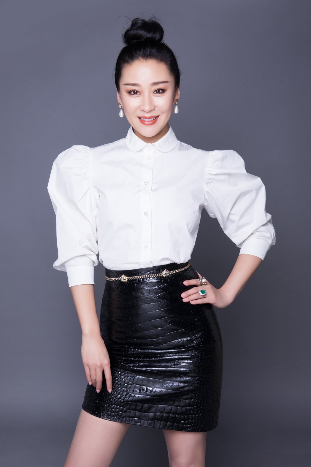 中国内地陕西省西安女演员苗圃黑色包臀裙性感写真图片图片