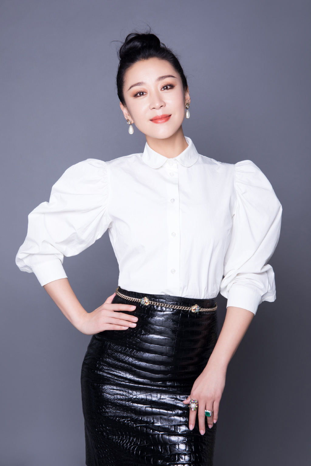 中国内地陕西省西安女演员苗圃黑色包臀裙性感写真图片图片