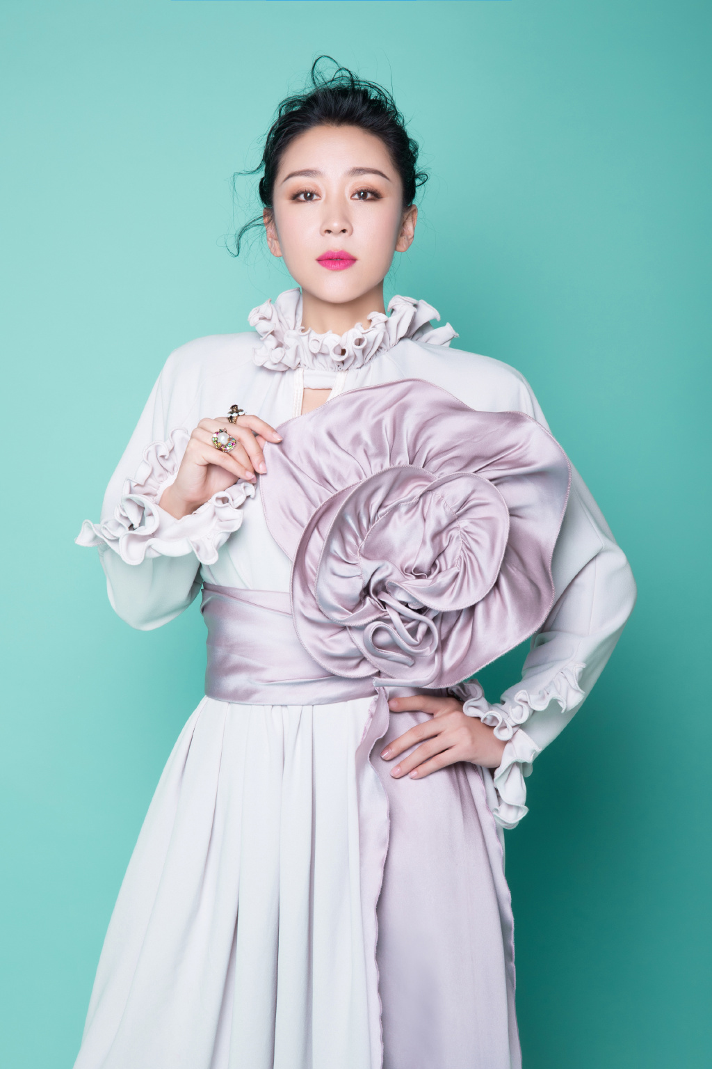 中国内地陕西省西安女演员苗圃黑色包臀裙性感写真图片图片